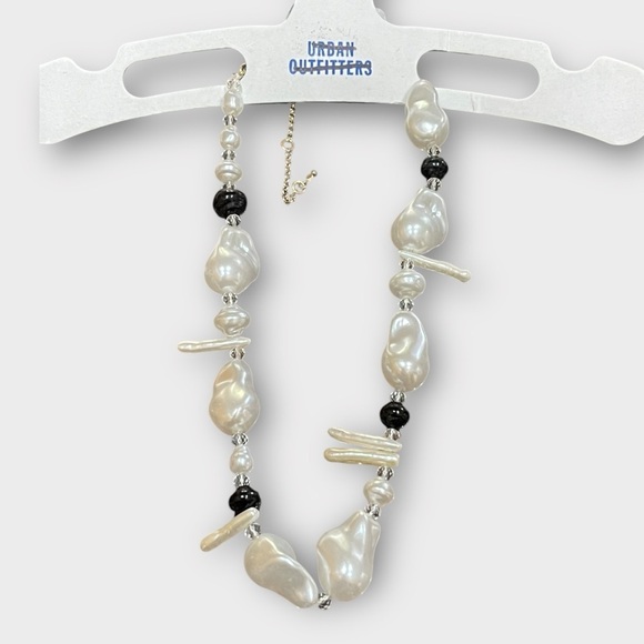 Urban Outfitters White Pearly Necklace - Picture 2 of 4